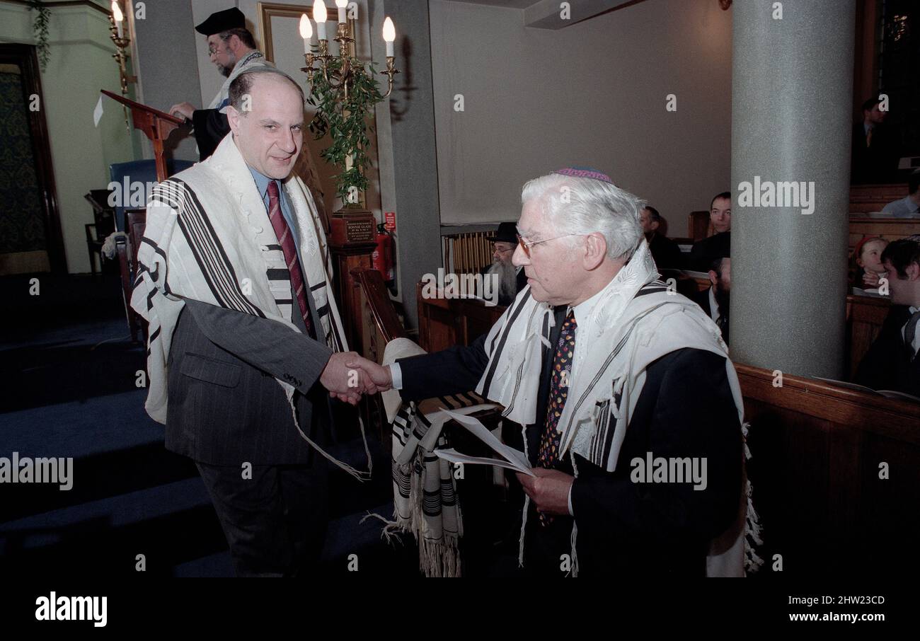 Der Oberrabbiner Jonathan Sacks war Ehrengast für die Aufnahme der letzten Briefe in eine neue Sefer-Torah in der Synagoge der hebräischen Kongregation Singers Hill am Sonntag, dem 15. März 1998. Mitglieder der Gemeinde sowie der Oberrabbiner fügten jeweils einen einzigen Brief hinzu. Stockfoto