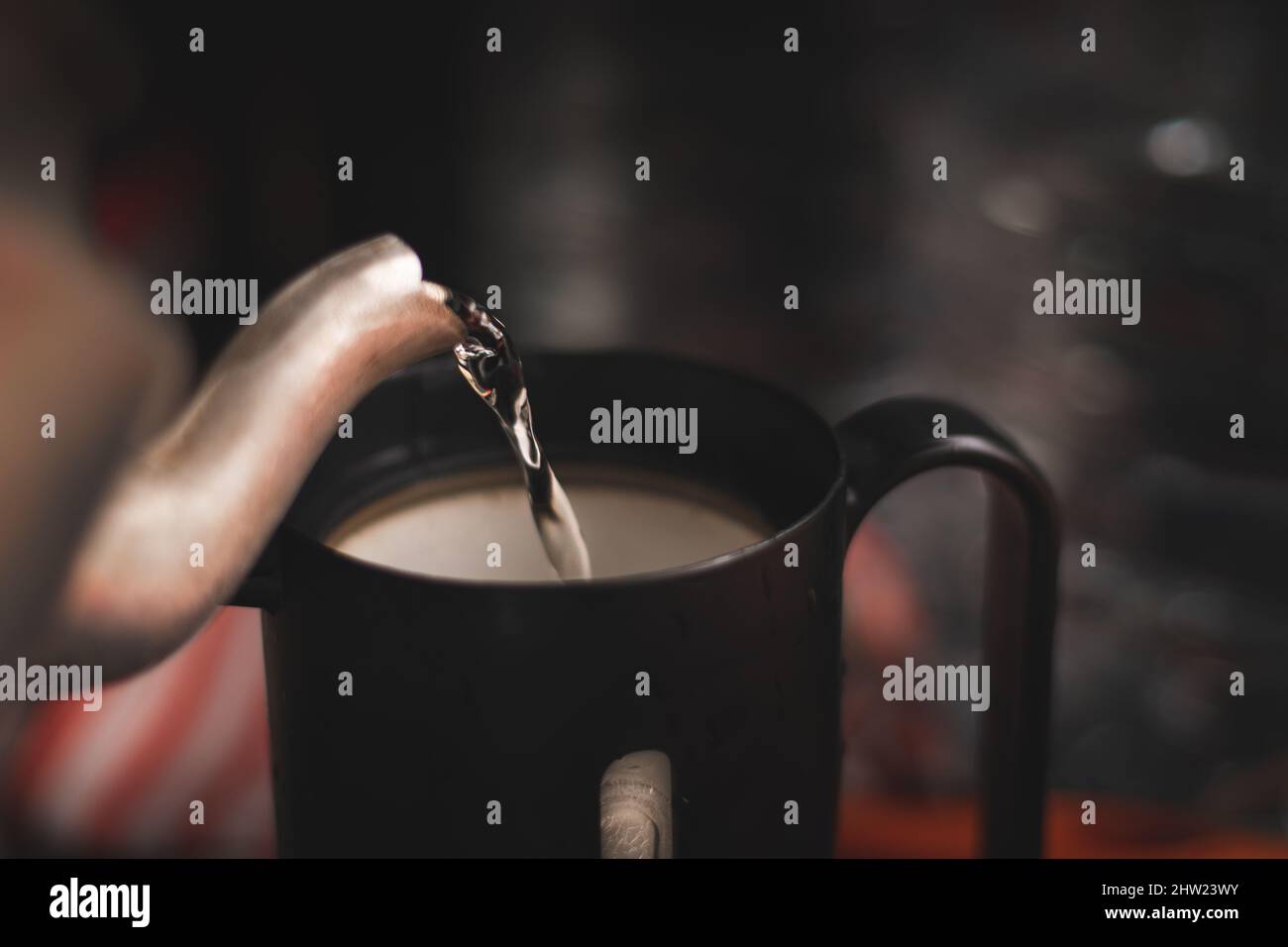 Eine Tasse Kaffee machen Camping. Alter Retro-Wasserkocher. Stockfoto
