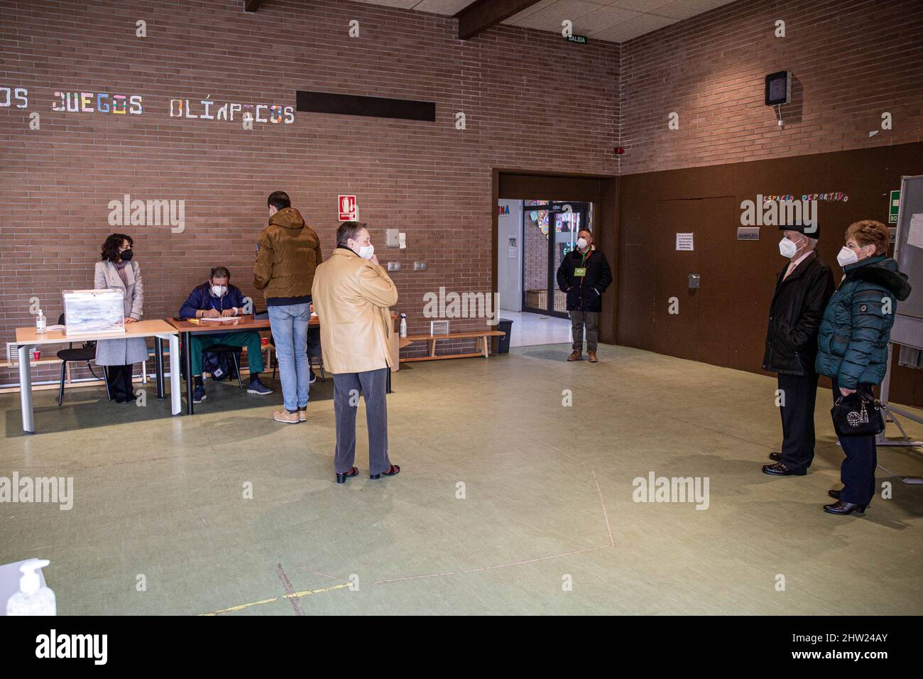 Burgos, Spanien. 13.. Februar 2022. Die Menschen warten darauf, während der Wahlen in der Schule von Ibeas de Juarros wählen zu können.am Sonntag, dem 13. Februar 2022, fanden die Regionalwahlen zwischen Kastilien und Leonesen zur Wahl der 11. Cortes der autonomen Gemeinschaft Kastilien und LeÛn statt. (Foto: Jorge Contreras Soto/SOPA Images/Sipa USA) Quelle: SIPA USA/Alamy Live News Stockfoto