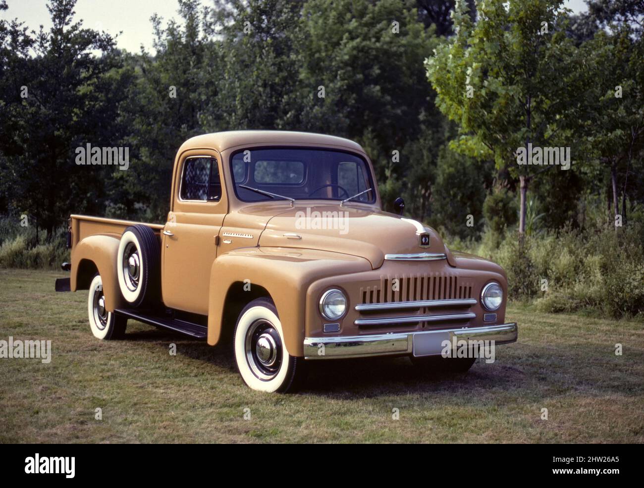 1951 International L 112 Pickup Truck auf Gras Stockfoto