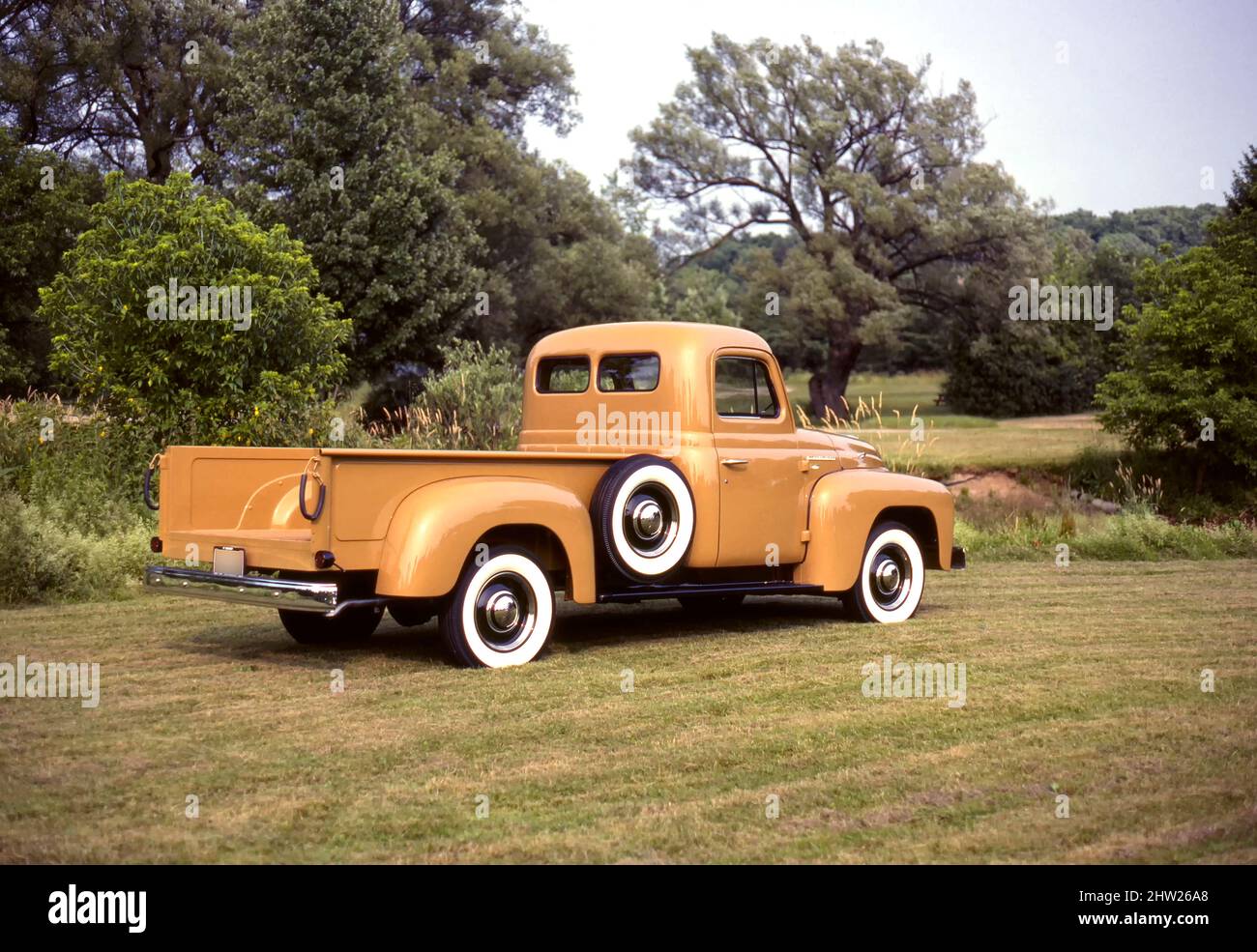 1951 International L 112 Pickup Truck auf Gras Stockfoto