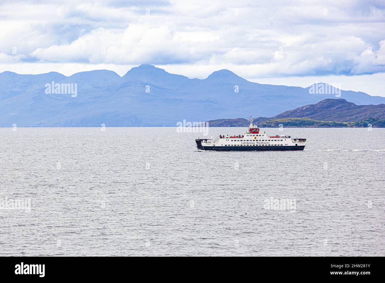 Die MV Loch Fyne CalMac Fähre fährt von der Isle of Skye, Highland, Schottland, nach Mallaig - die Isle of Rum ist im Hintergrund. Stockfoto