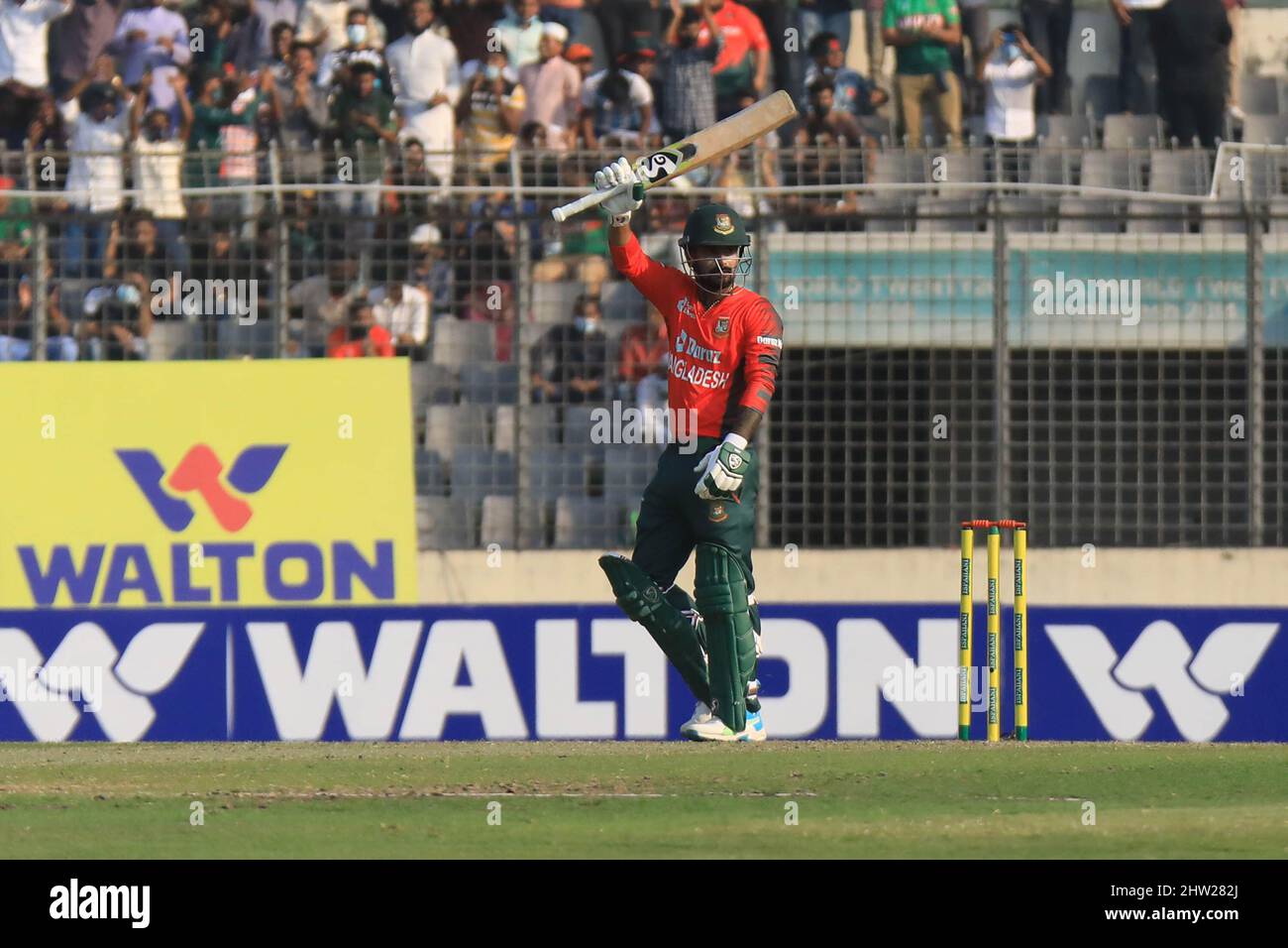 Dhaka, Bangladesch. 03. März 2022. Im Sher e Bangla National Cricket Stadium feiert der Cricket-Spieler Liton das aus Bangladesch 50 Läufe in Aktion während des ersten T20-Spiels zwischen der afghanischen Cricket-Mannschaft und Bangladesch. Bangladesch gewann mit 61 Läufen. Kredit: SOPA Images Limited/Alamy Live Nachrichten Stockfoto