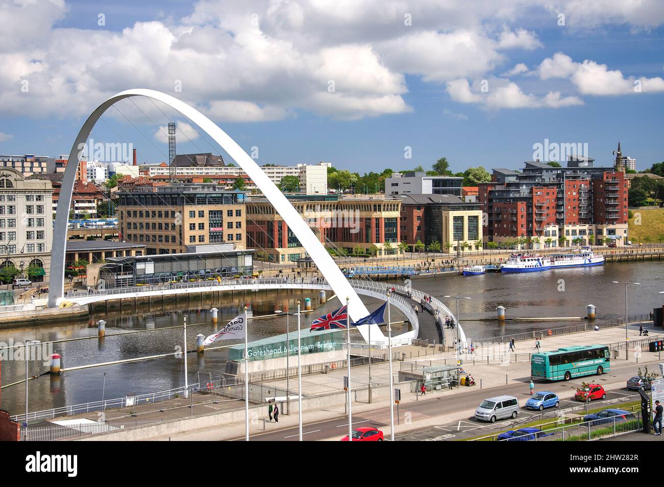 Die Gateshead Millennium Bridge über den Fluss Tyne, Gateshead, Tyne and Wear, England, Vereinigtes Königreich Stockfoto