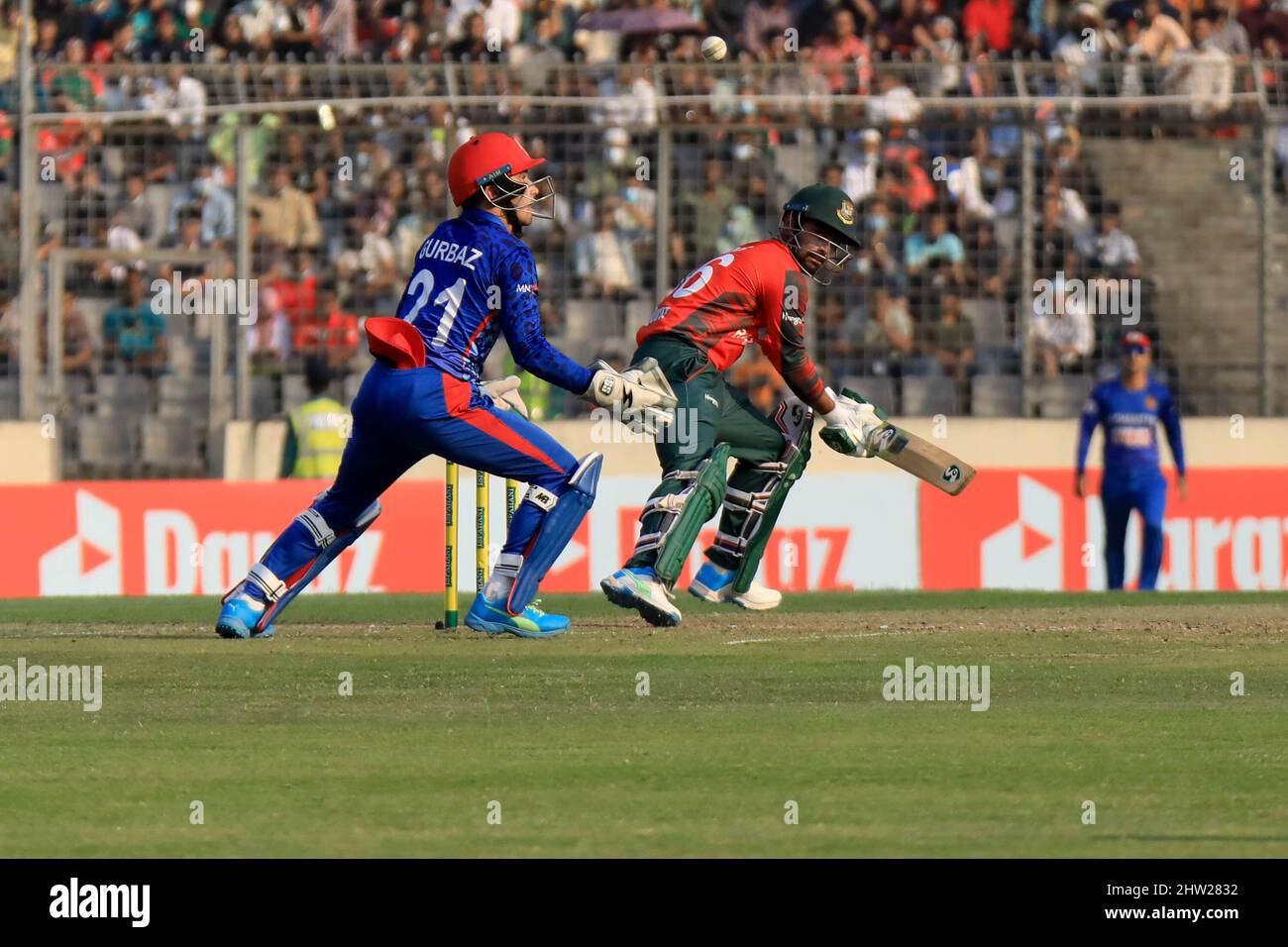 Dhaka, Bangladesch. 03. März 2022. Der bangladeschische Cricket-Spieler Liton das (R) in Aktion während des ersten T20-Matches zwischen dem afghanischen Cricket-Team und Bangladesch im Sher e Bangla National Cricket Stadium. Bangladesch gewann mit 61 Läufen. Kredit: SOPA Images Limited/Alamy Live Nachrichten Stockfoto