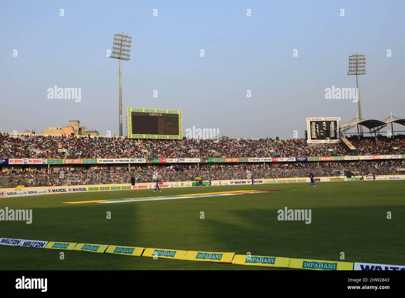 Dhaka, Bangladesch. 03. März 2022. Gesamtansicht des Sher e Bangla National Cricket Stadium während des ersten T20-Matches zwischen der afghanischen Cricket-Mannschaft und Bangladesch. Bangladesch gewann mit 61 Läufen. Kredit: SOPA Images Limited/Alamy Live Nachrichten Stockfoto