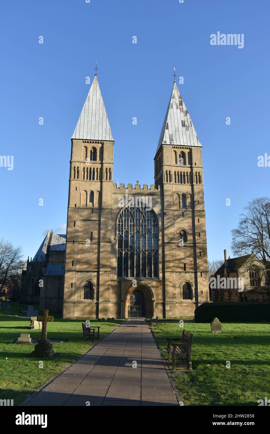 Portraitbild Southwell, Nottinghamshire, Münster. Die atemberaubende Kathedrale an einem schönen sonnigen Tag im Frühling mit klarem tiefblauen Himmel Stockfoto