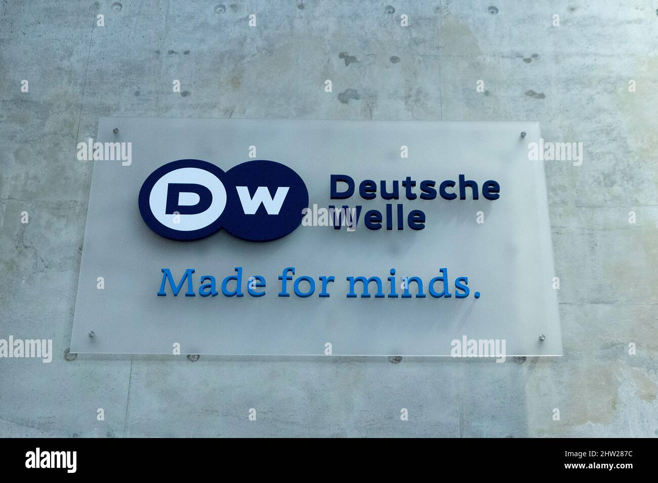 Berlin, Deutschland. 02. März 2022. Über einem Aufzug im Foyer des Berliner Standorts der Deutschen Welle (DW) hängt ein Schild mit der Aufschrift „DW Deutsche Welle Made for Minds“. Die Deutsche Welle (DW) ist der ausländische Sender der Bundesrepublik Deutschland. Quelle: Carsten Koall/dpa/Alamy Live News Stockfoto