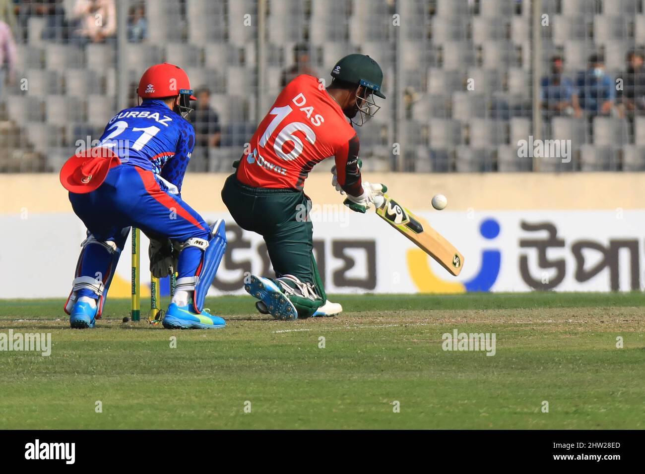 Dhaka, Bangladesch. 03. März 2022. Der Cricket-Spieler Liton das (16) aus Bangladesch ist während des ersten Spiels T20 zwischen der afghanischen Cricket-Mannschaft und Bangladesch im Sher e Bangla National Cricket Stadium in Aktion. Bangladesch gewann mit 61 Läufen. (Foto von MD Manik/SOPA Images/Sipa USA) Quelle: SIPA USA/Alamy Live News Stockfoto