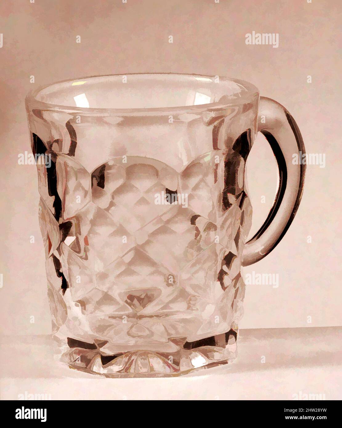 Art Inspired by Mug, 1850–70, Pressglas, H. 2 3/4 Zoll (7 cm); Durchm. 2 3/8 Zoll (6 cm), Glas, mit der Entwicklung neuer Formeln und Techniken hatte sich die Technologie des Glaspressens Ende 1840s deutlich verbessert. Zu dieser Zeit wurden gepresste Tischdecken in großen, von Artotop modernisierten Classic Works mit einem Schuss Modernität produziert. Formen, Farbe und Wert, auffällige visuelle Wirkung auf Kunst. Emotionen durch Freiheit von Kunstwerken auf zeitgemäße Weise. Eine zeitlose Botschaft, die eine wild kreative neue Richtung verfolgt. Künstler, die sich dem digitalen Medium zuwenden und die Artotop NFT erschaffen Stockfoto