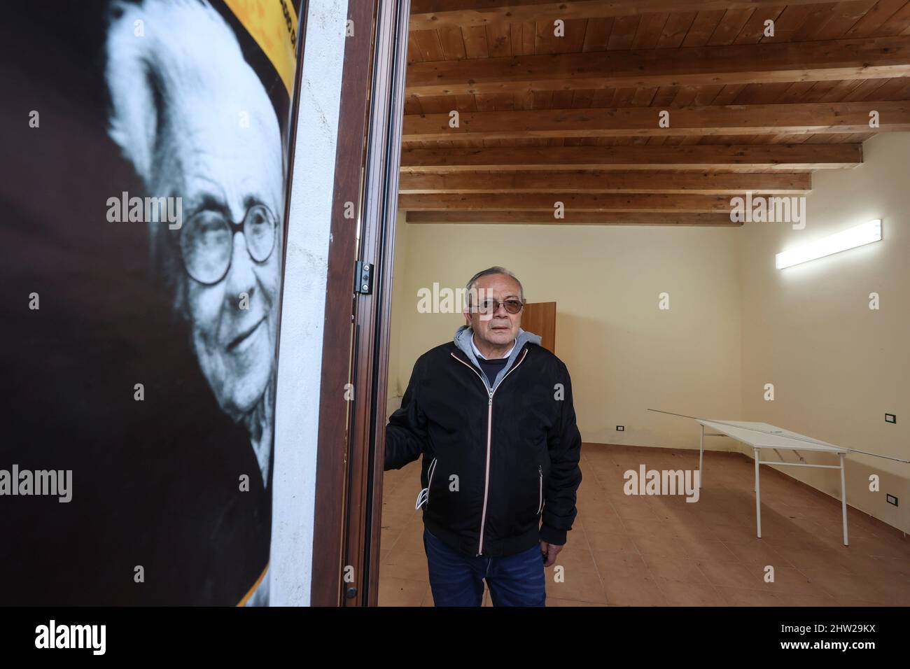 Palermo, Italien. 02. März 2022. Casolare Felicia Impastato muss aufgrund eines gerichtlichen Vorgefälles an die Familie Badalamenti zurückgegeben werden. Auf dem Foto: Giovanni Impastato Bruder des Journalisten, der von der Mafia im Cinisi-Häuschen getötet wurde Kredit: Unabhängige Fotoagentur/Alamy Live News Stockfoto