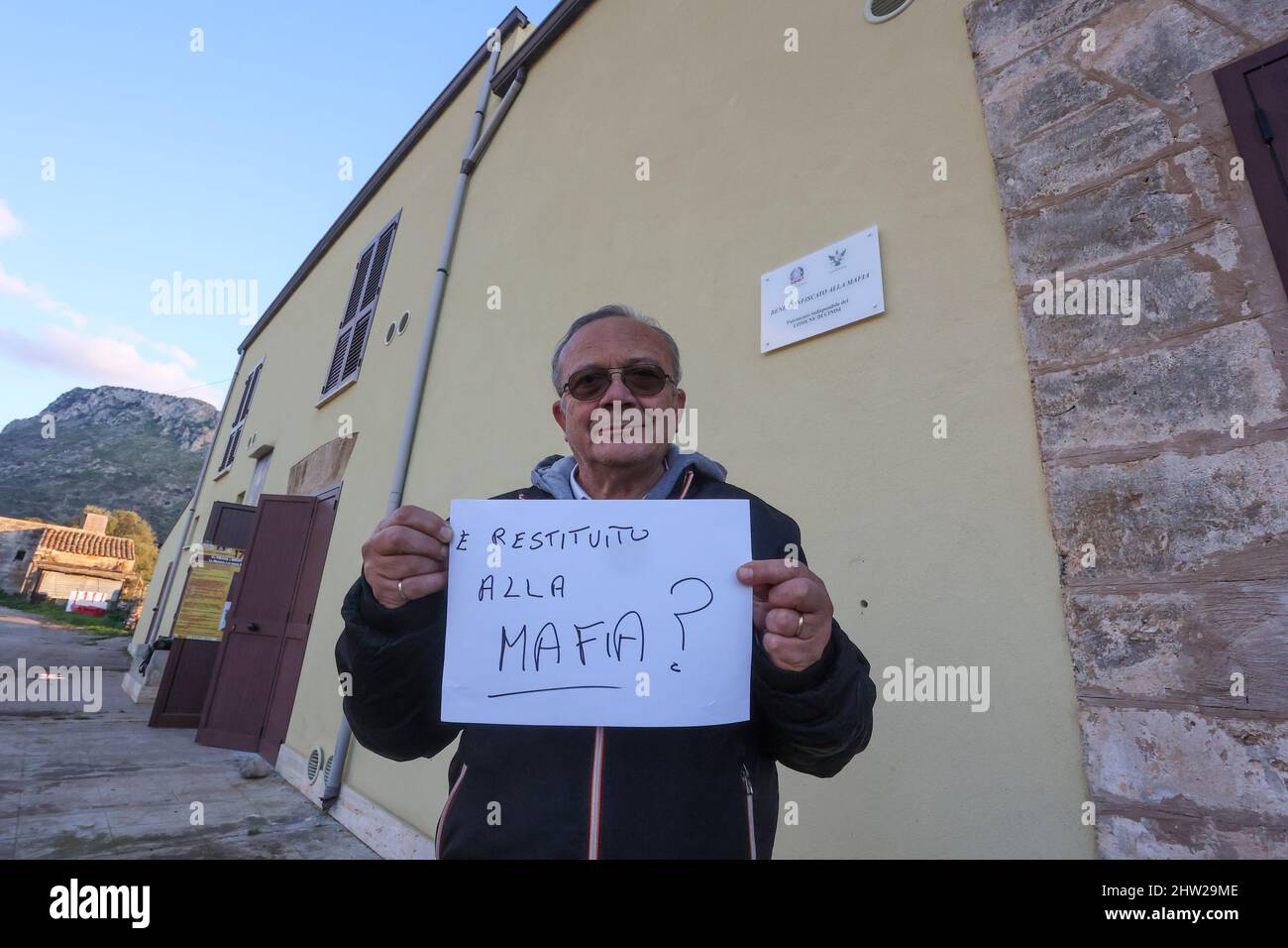 Palermo, Italien. 02. März 2022. Casolare Felicia Impastato muss aufgrund eines gerichtlichen Vorgefälles an die Familie Badalamenti zurückgegeben werden. Auf dem Foto: Giovanni Impastato Bruder des Journalisten, der von der Mafia im Cinisi-Häuschen getötet wurde Kredit: Unabhängige Fotoagentur/Alamy Live News Stockfoto