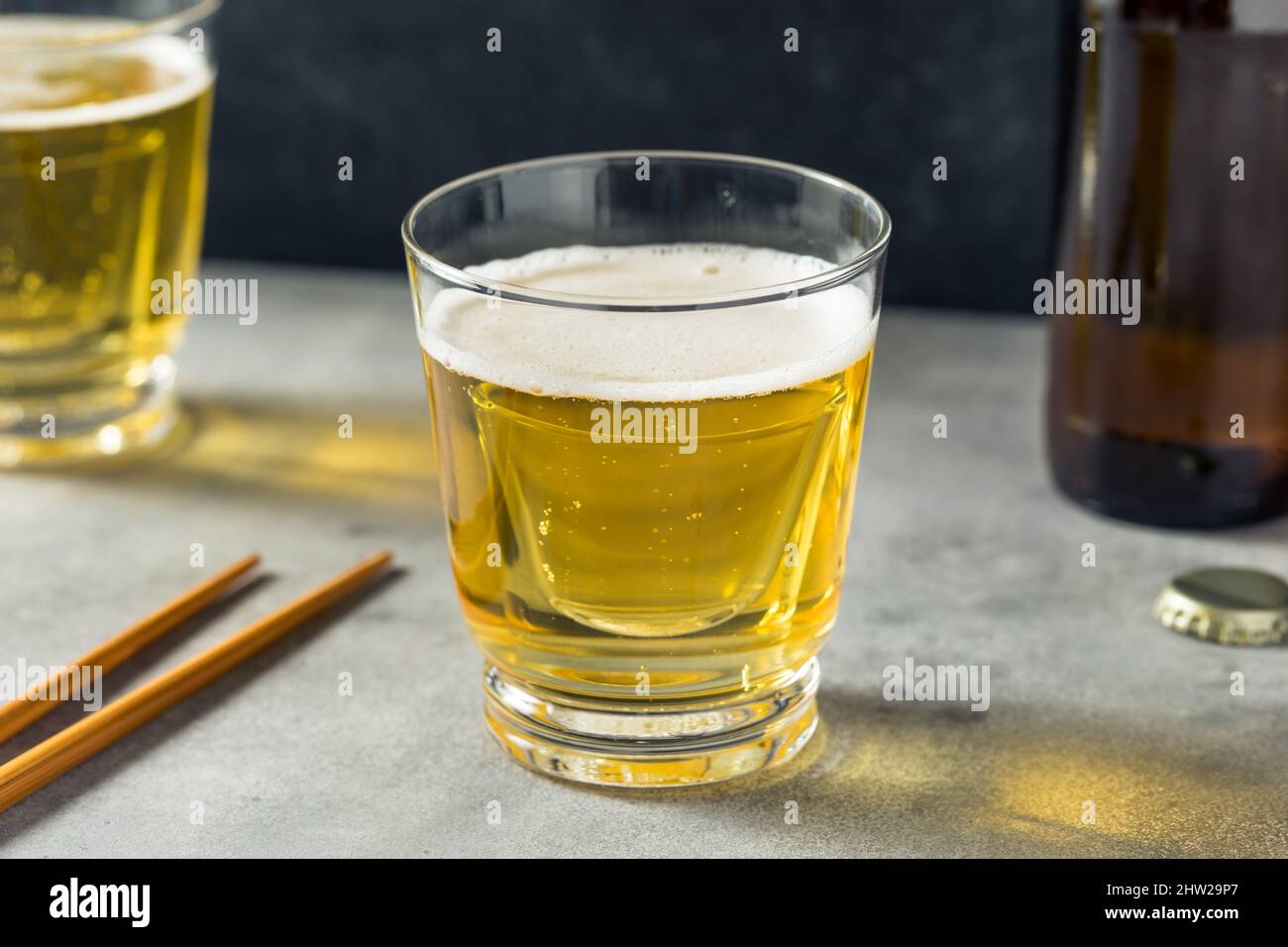 Erfrischender japanischer Sake Bomb Cocktail mit Bier Stockfoto