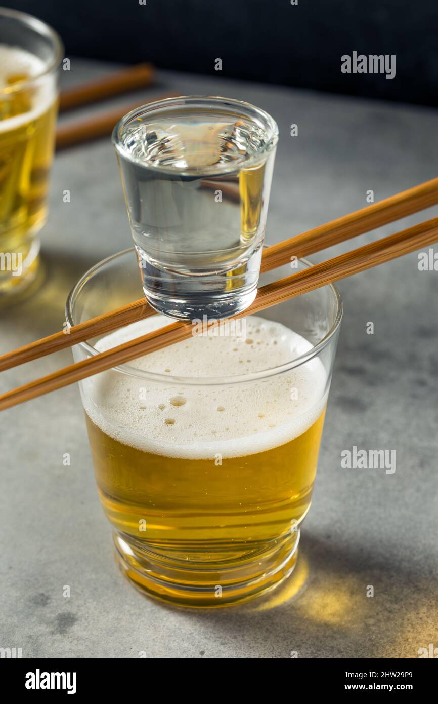Erfrischender japanischer Sake Bomb Cocktail mit Bier Stockfoto