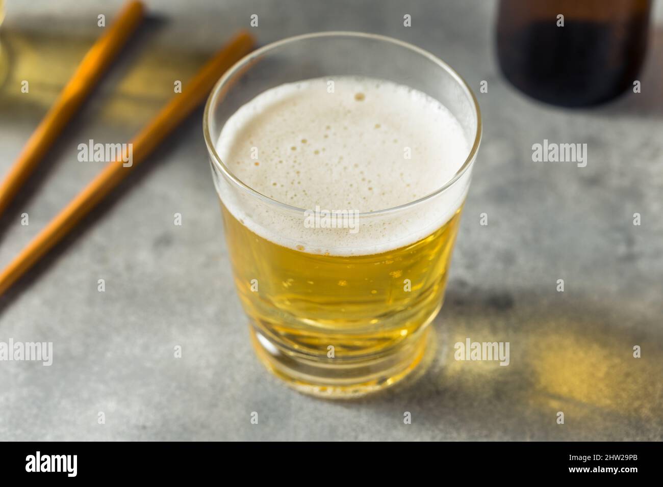 Erfrischender japanischer Sake Bomb Cocktail mit Bier Stockfoto
