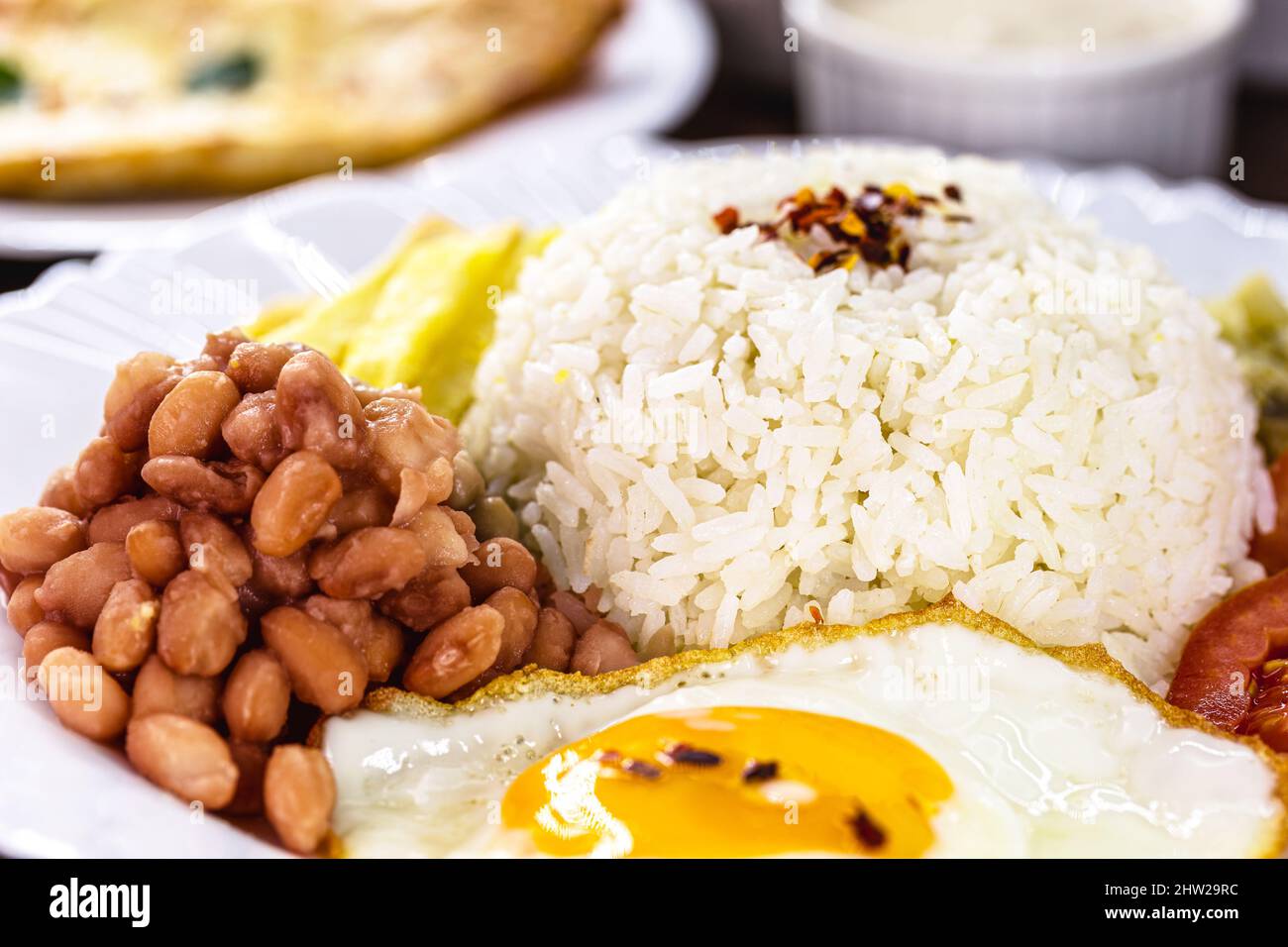 Reisgericht mit brasilianischen Bohnen, Spiegelei und Salat, hausgemachte Speisen Stockfoto
