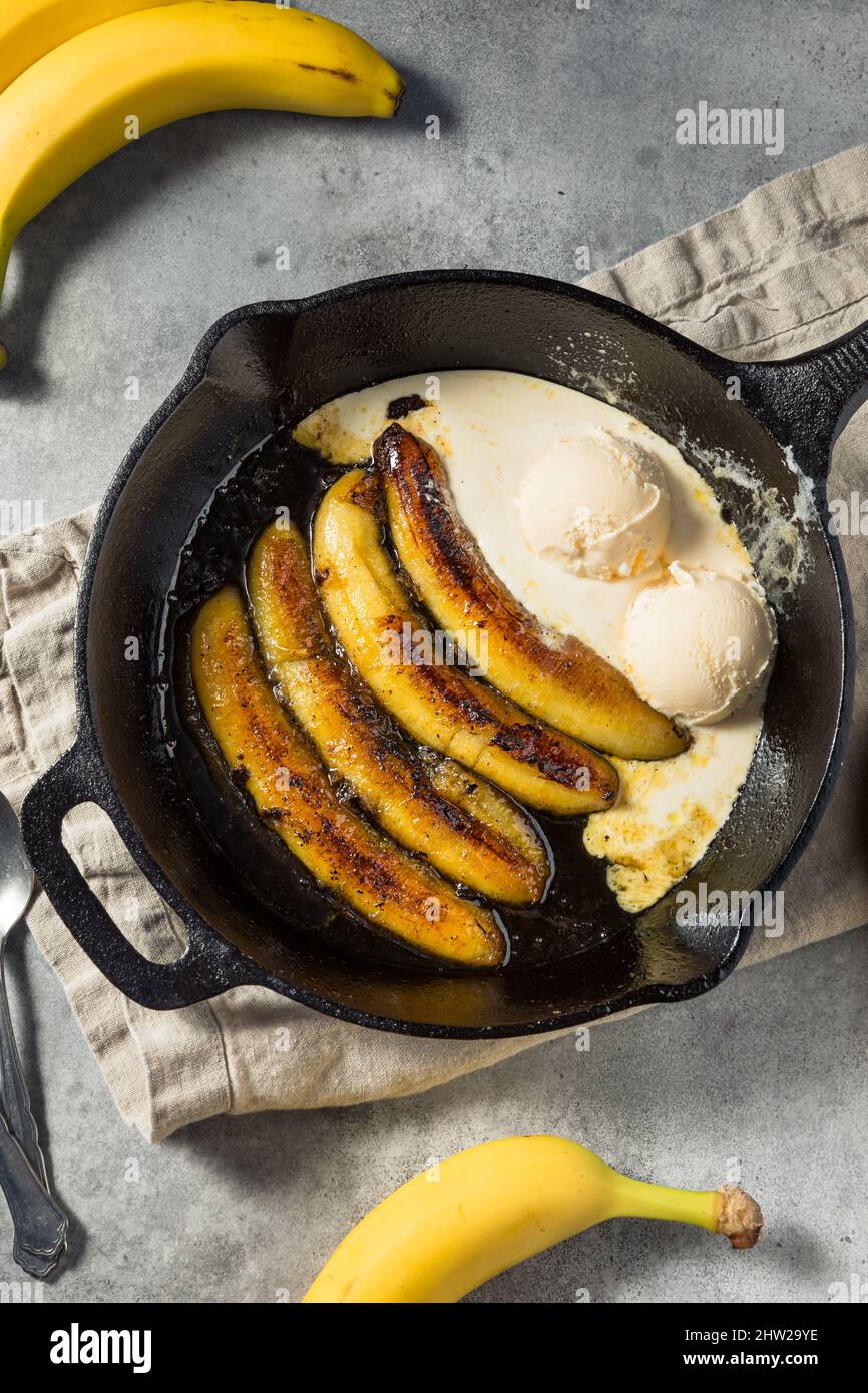 Hausgemachte sautierte Bananen Foster Dessert mit Eiscreme Stockfoto