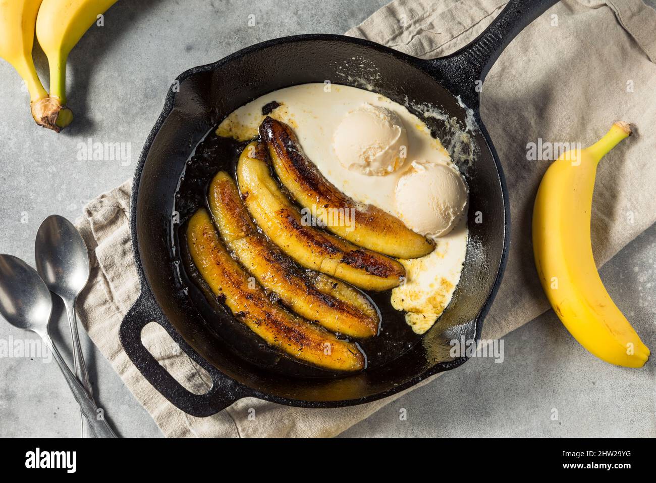 Hausgemachte sautierte Bananen Foster Dessert mit Eiscreme Stockfoto