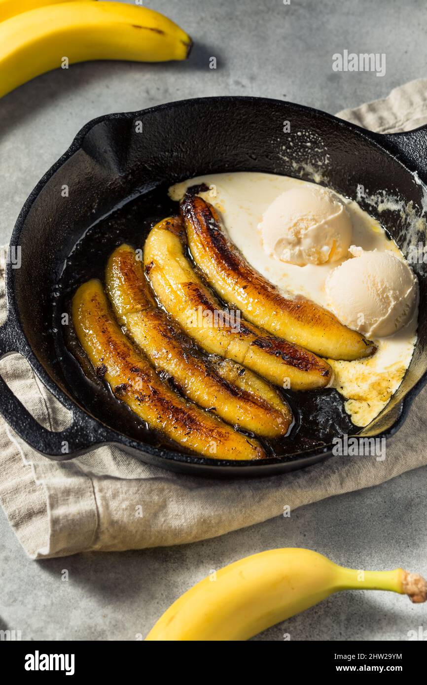 Hausgemachte sautierte Bananen Foster Dessert mit Eiscreme Stockfoto
