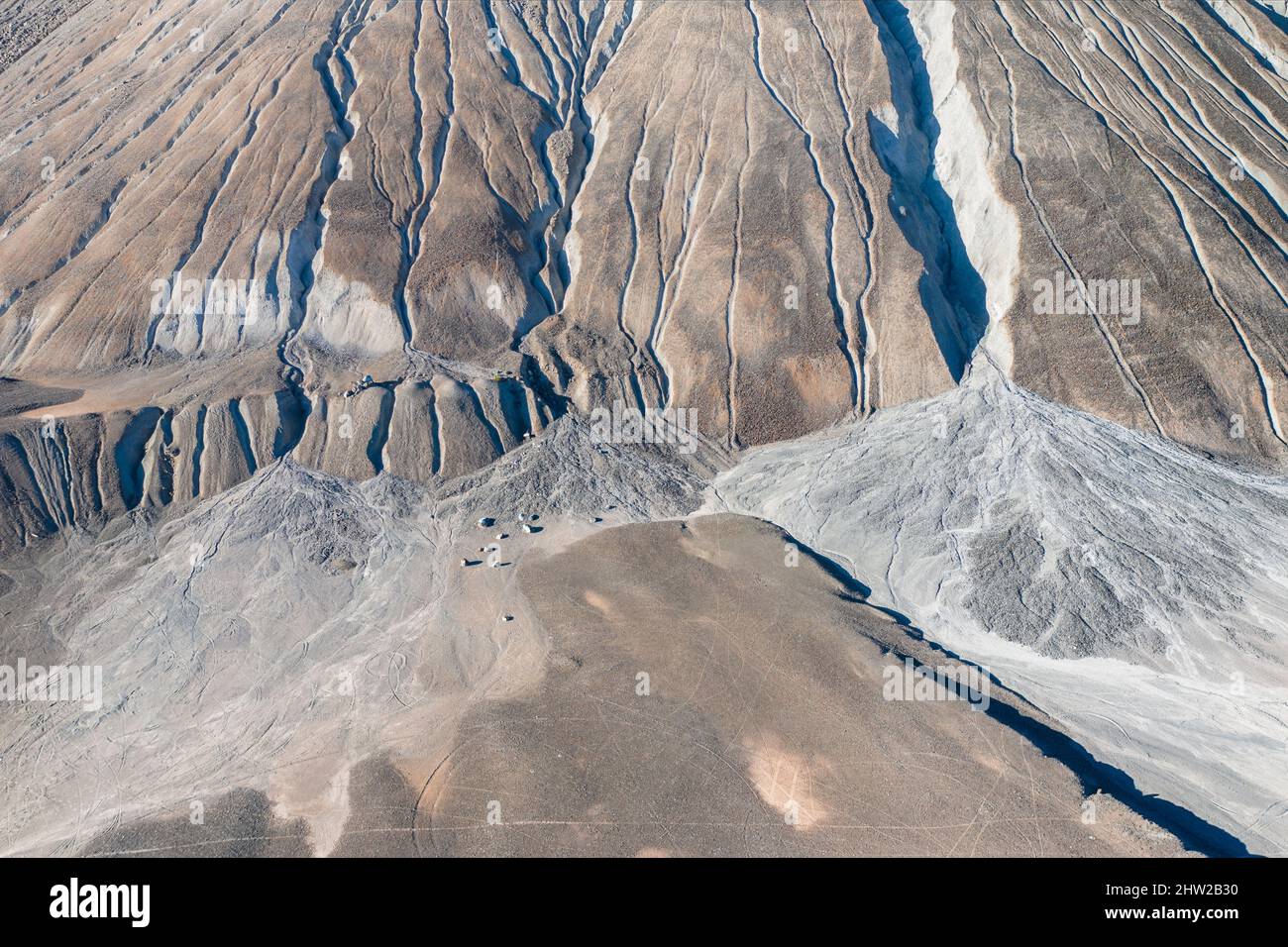 Risse an der Oberfläche von Bergrückständen, die durch Wind und Wasser verursacht werden. Verlassene Asbestmine in Amiantos, Zypern Stockfoto