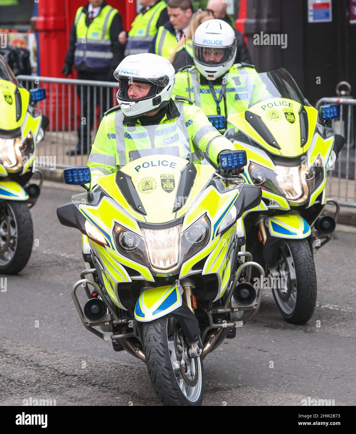 Polizeibeamte aus Hampshire Constabulary und Thames Valley auf Motorrädern. Stockfoto