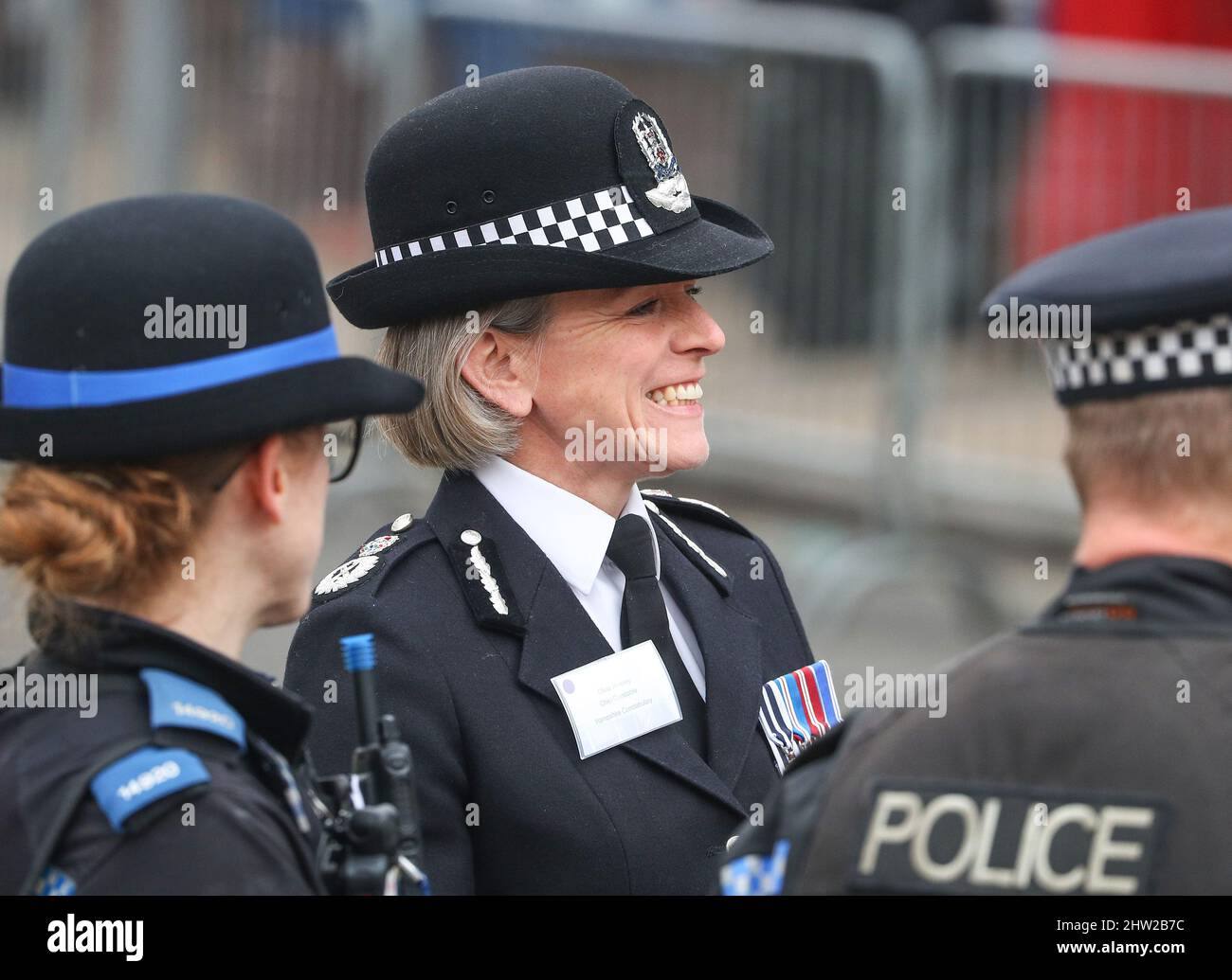 Olivia Pinkney Chief Constable von Hampshire Constabulary, im Gespräch mit Polizeibeamten, die in Winchester im Dienst sind. Stockfoto