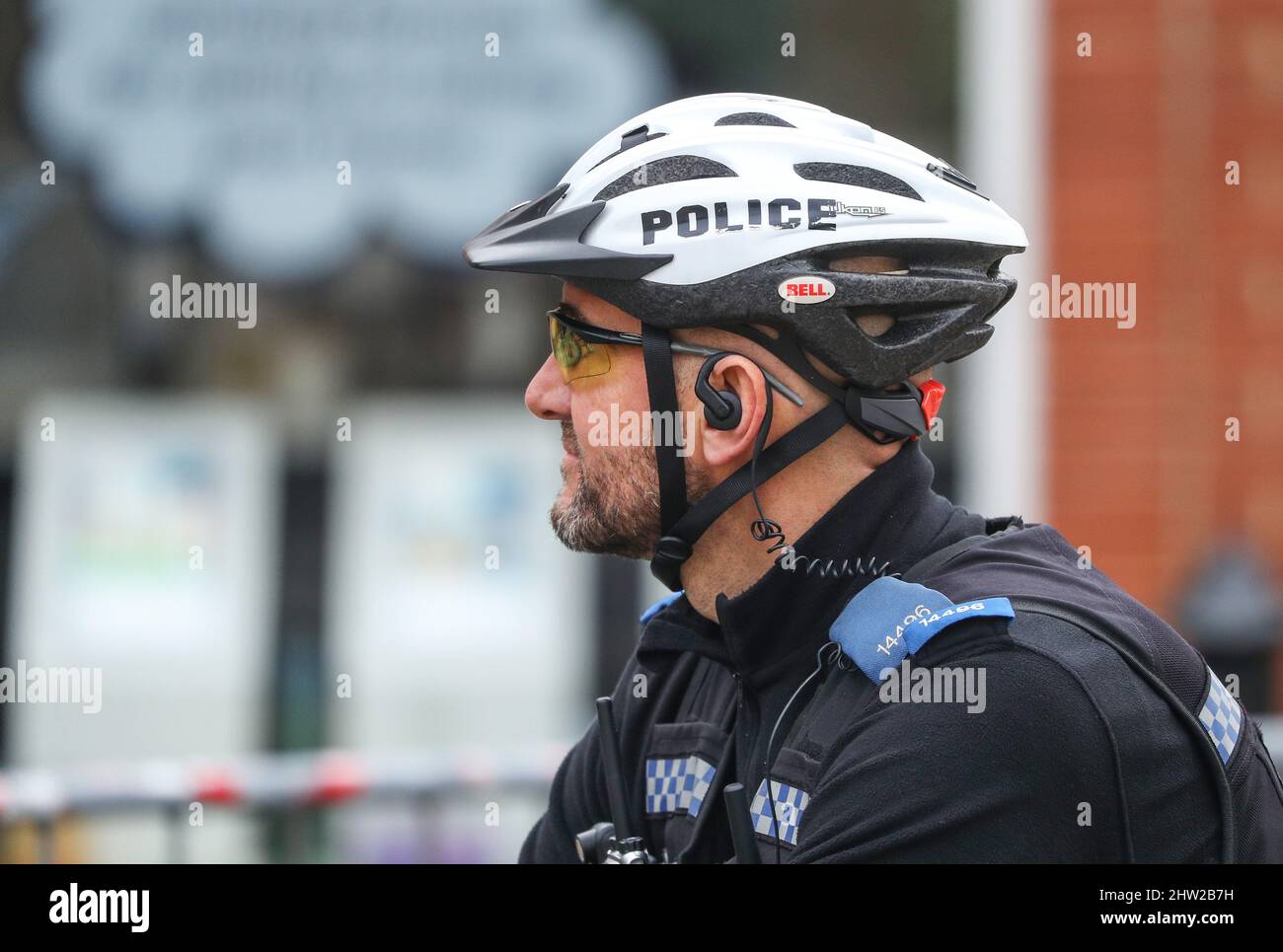 Britischer Polizist mit Fahrradhelm in Winchester, Hampshire. Stockfoto