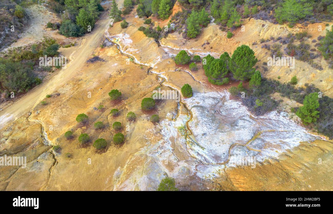 Verschmutzung des Geländes und der Gewässer durch feste und flüssige Abfälle aus dem Kupferbergbau im Gebiet Limni, Zypern Stockfoto