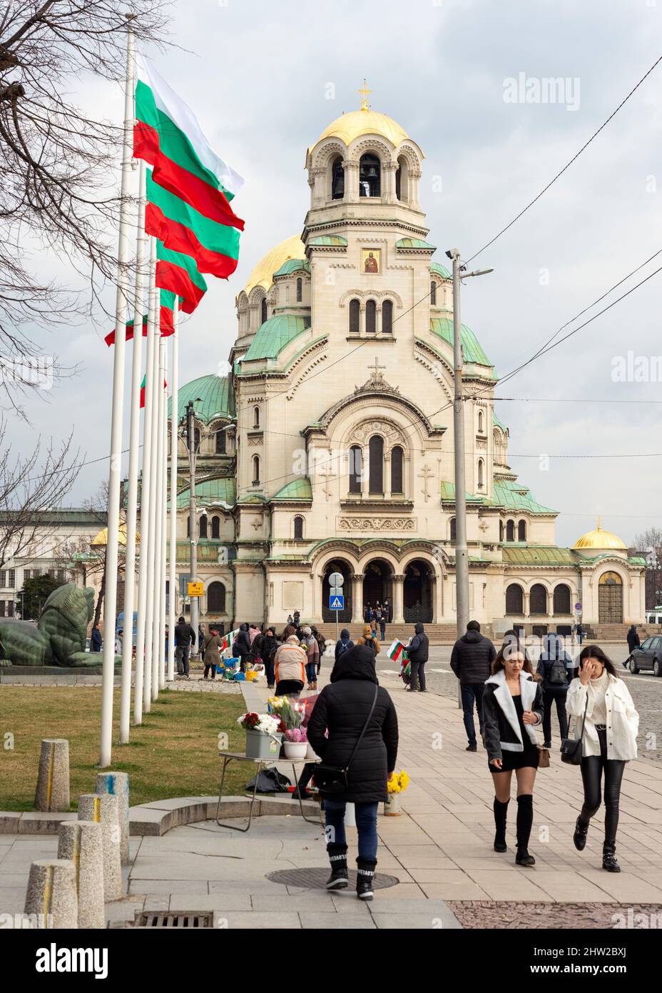 Sofia Bulgarien Nationalflaggen fliegen an der Alexander-Newski-Kathedrale und St. Sophienkirche am Denkmal für den Unbekannten Krieger in Respekt und Gedenken an die bulgarischen Soldaten, die in Kriegen ihr Leben verloren haben, während Bulgaren den Bulgarischen Nationalfeiertag feiern. Stockfoto