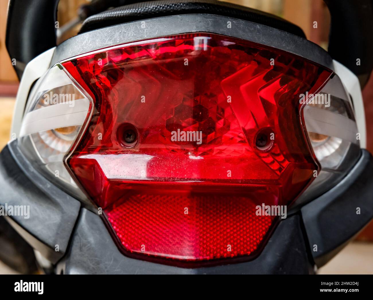 Close up Foto Rote Motorrad-Rückleuchten mit einem modernen, luxuriösen und eleganten Design. Geeignet für Motorrad-Hobby und Motorrad-Industrie. Stockfoto