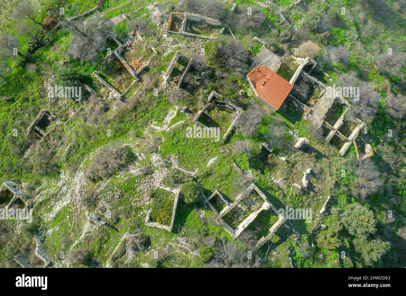 Landflucht in Zypern. Ruinen traditioneller Dorfhäuser, Blick direkt darüber Stockfoto