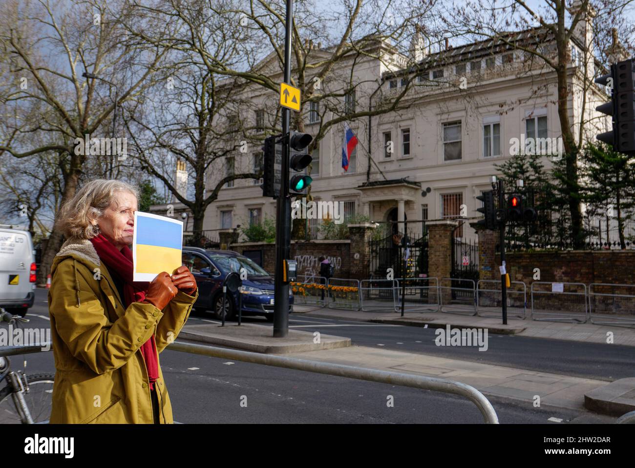 London, England. 3.. März 2022. Demonstranten versammeln sich vor der russischen Botschaft, um gegen den russischen Krieg in der Ukraine zu protestieren. Russland ist am 24.. Februar 2022 in die Nachbarukraine eingedrungen, seit der Invasion wurde der Krieg weltweit verurteilt. Kredit: SMP Nachrichten / Alamy Live Nachrichten Stockfoto