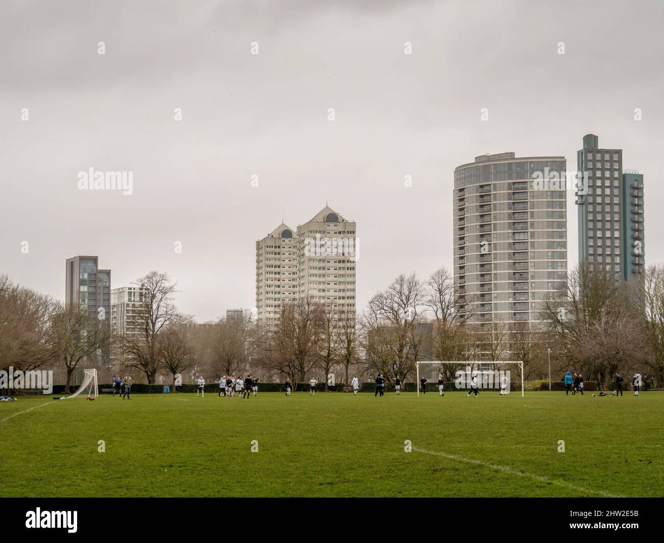 LONDON, ENGLAND - FEBRUAR 20 2022: Amateursport an einem Sonntag in einer städtischen Umgebung. Fußball, Fußball. Stockfoto