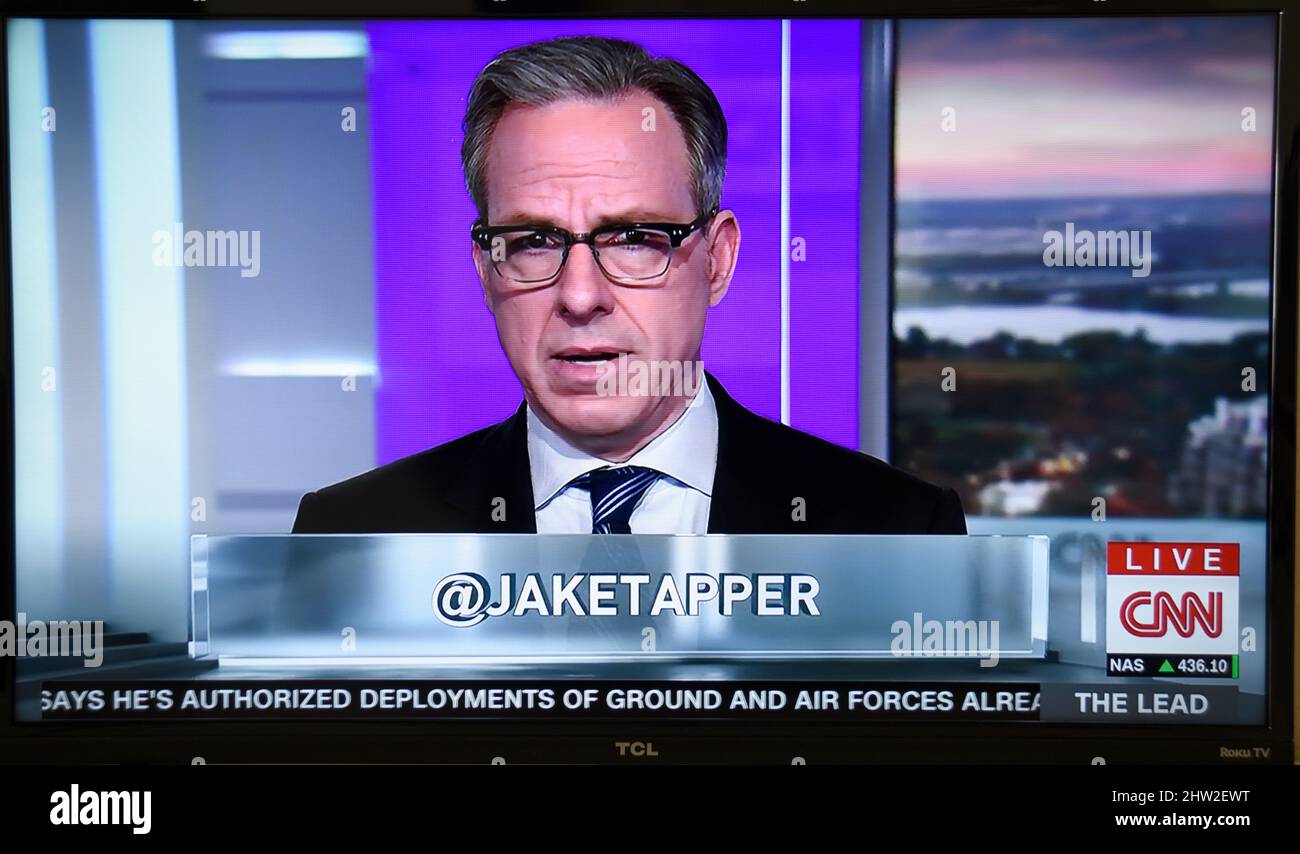 Ein TV-Screenshot des CNN-Ankers Jake Tapper, der über die Invasion des russischen Militärs in die Ukraine berichtet. Stockfoto