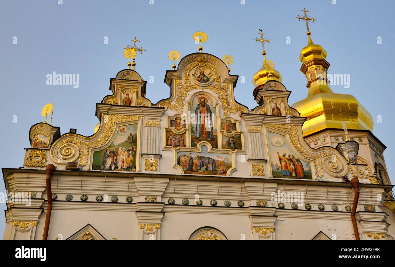 Das verzierte Dach und die Fassade des verzierten Gebäudes im Kiewer Höhlenkloster (Kiew-Pechersk Lavra) in der ukrainischen Hauptstadt. Es ist ein Hallo Stockfoto