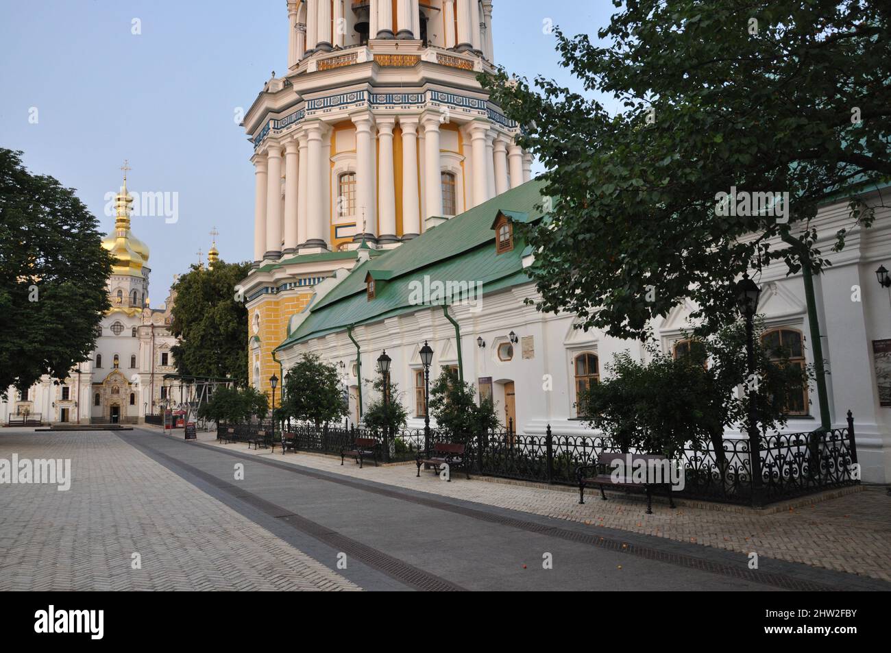 Ein Innenhof im Kiewer Höhlenkloster (Kiew-Pechersk Lavra) in der ukrainischen Hauptstadt. Es ist ein historischer christlicher christlicher Christ aus dem Osten Stockfoto
