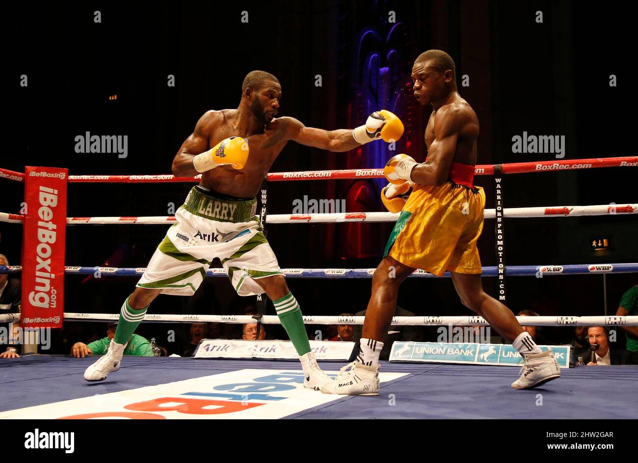 Larry Ekundayo (White Shorts) verbindet sich mit Joseph Lamptey für den Weltgewichtstitel der African Boxing Union (ABU) während der Show „Judgement Day“ im Troxy, Limehouse, London. 30. Oktober 2015. James Boardman / Telephoto Images +44 7967 642437 Stockfoto