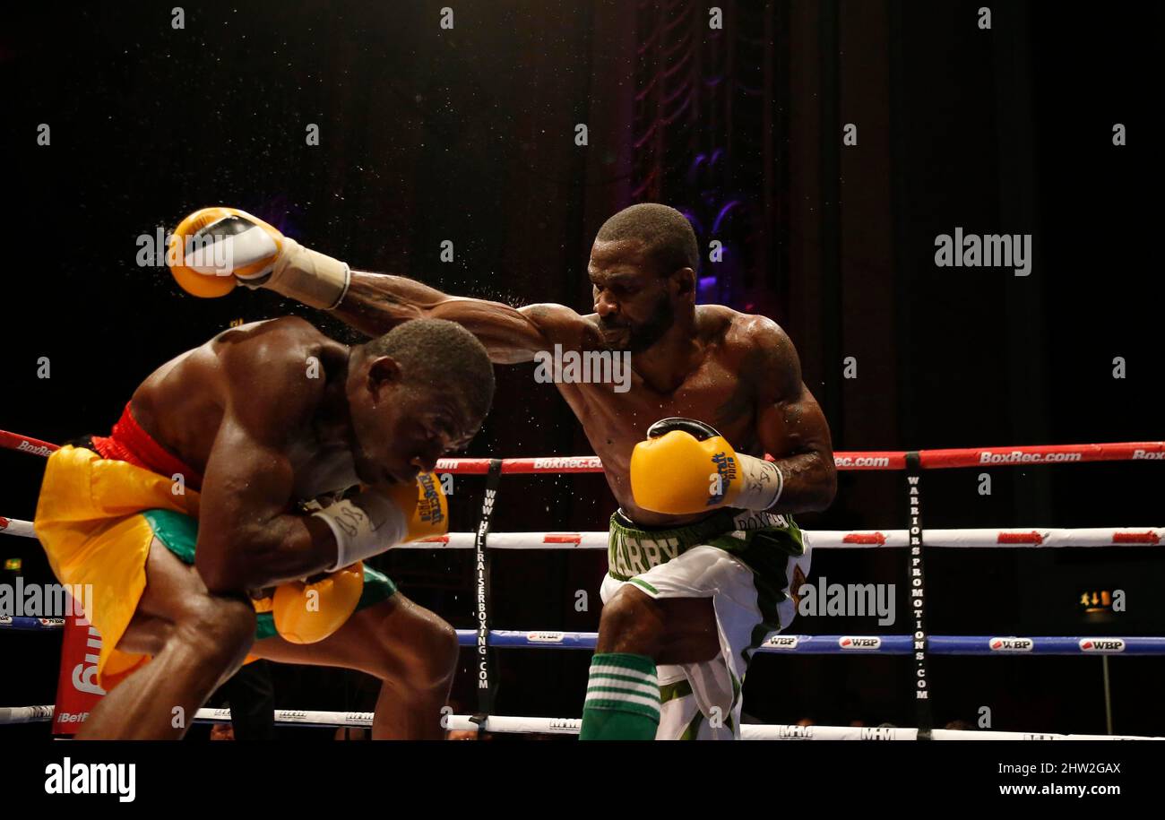 Joseph Lamptey entzieht sich einem Recht von Larry Ekundayo (White Shorts)-Fightsfür den Weltgewichtstitel der African Boxing Union (ABU) während der Show „Judgement Day“ im Troxy, Limehouse, London. 30. Oktober 2015. James Boardman / Telephoto Images +44 7967 642437 Stockfoto