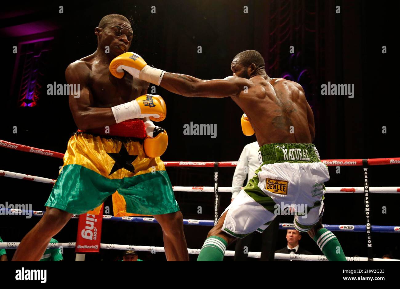 Larry Ekundayo (White Shorts) wirft Joseph Lamptey eine Linke für den Titel der African Boxing Union (ABU) im Weltgewicht während der Show „Judgement Day“ im Troxy, Limehouse, London. 30. Oktober 2015. James Boardman / Telephoto Images +44 7967 642437 Stockfoto