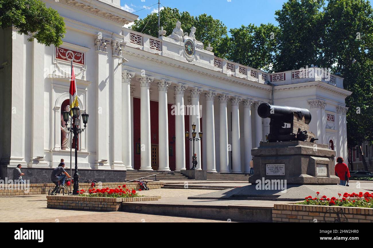 Odesa/Odessa, Ukraine: Das Rathaus von Odesa, ein neoklassizistisches Gebäude mit einer Kanone oder einem Marinegewehr, das von der im Krimkrieg versenkten HMS Tiger geborgen wurde. Stockfoto