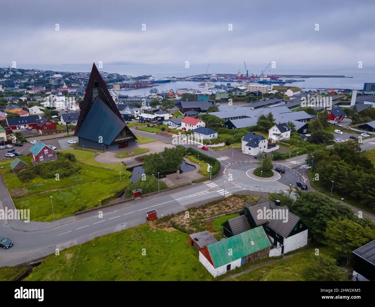 Schöne Luftaufnahme der Stadt Torshavn auf den Färöern und ihren klassischen bunten Häusern, rotem Regierungsgebäude mit Gras auf dem Dach und Stockfoto