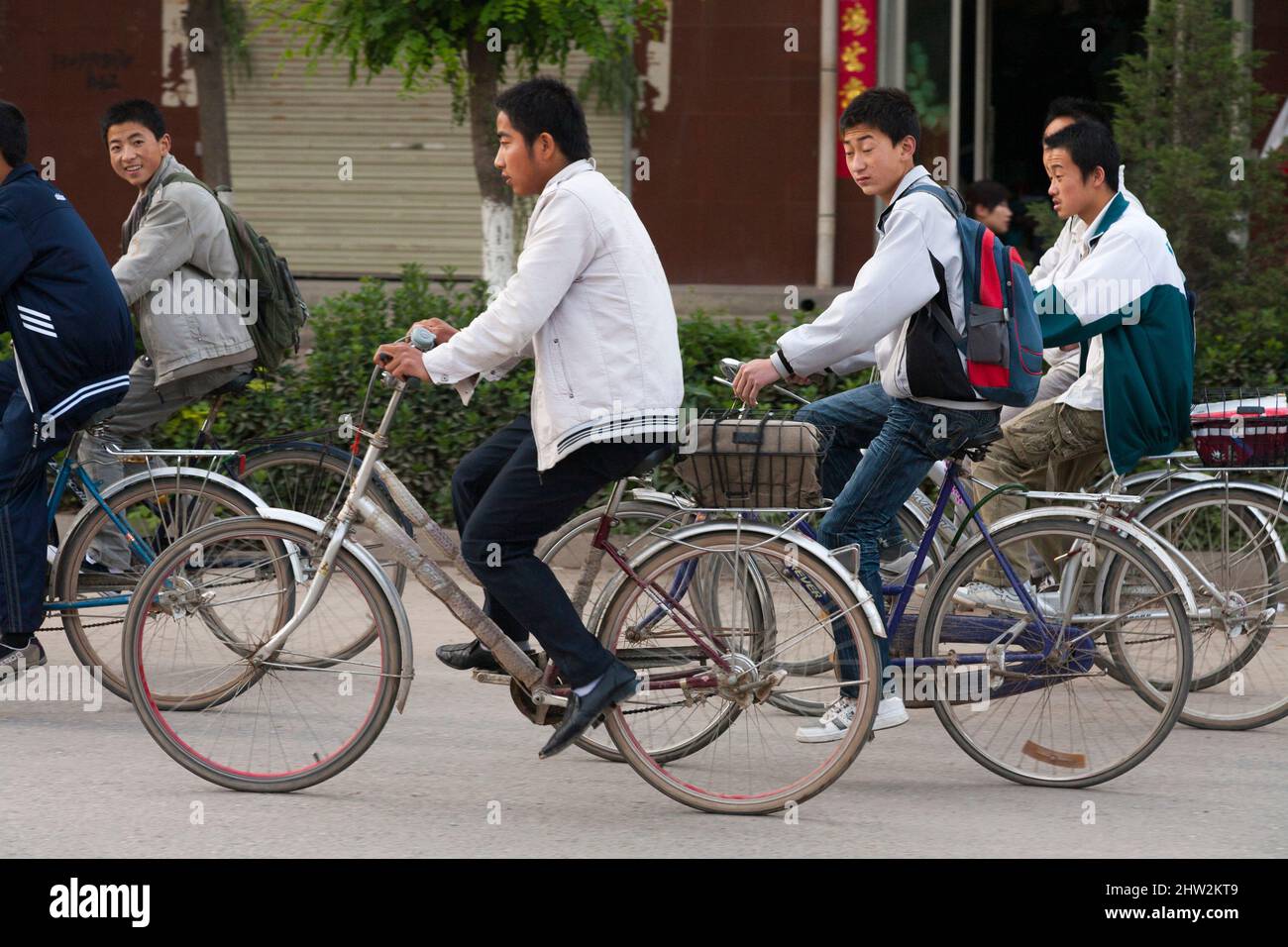 Junge Chinesen, Studenten oder Arbeiter im erwerbsfähigen Alter radeln auf ihren Fahrrädern / Fahrrädern / Fahrradfahren / Fahrrädern in Tianshui, Provinz Gansu, Nordwest-China. VRC. (125) Stockfoto