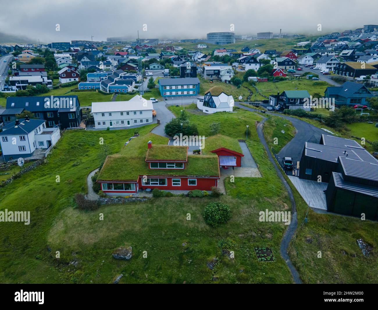 Schöne Luftaufnahme der Stadt Torshavn auf den Färöern und ihren klassischen bunten Häusern, rotem Regierungsgebäude mit Gras auf dem Dach und Stockfoto