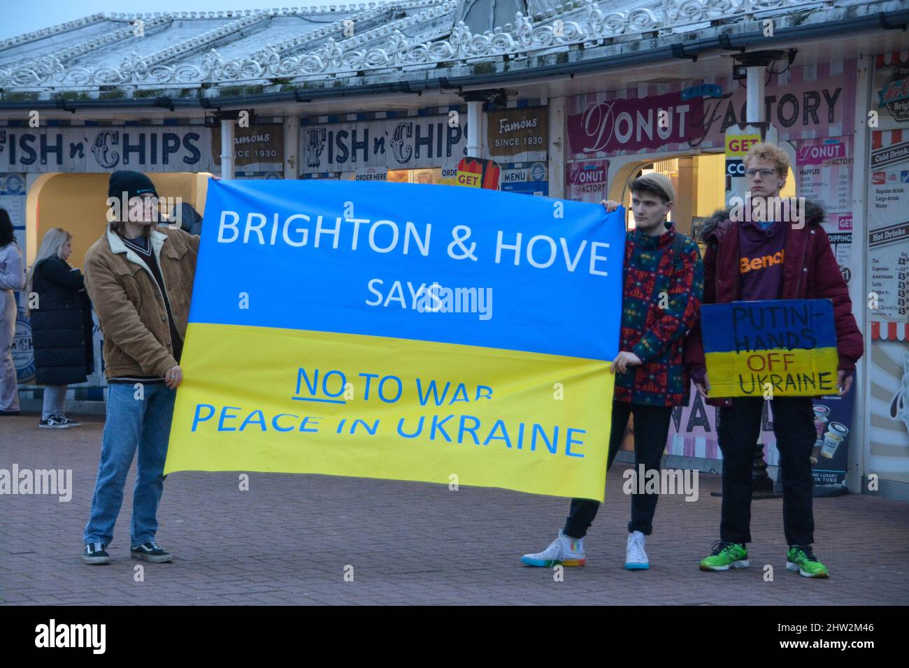 03. März 2022. Dutzende von Menschen wenden sich heute Abend in Brighton an, um Unterstützung für die Ukraine zu zeigen.Sussex the Gathering tok place a the Palace Pier in Brighton on the Seafront at 17:30 Credit: @Dmoonuk/Alamy Live News Stockfoto