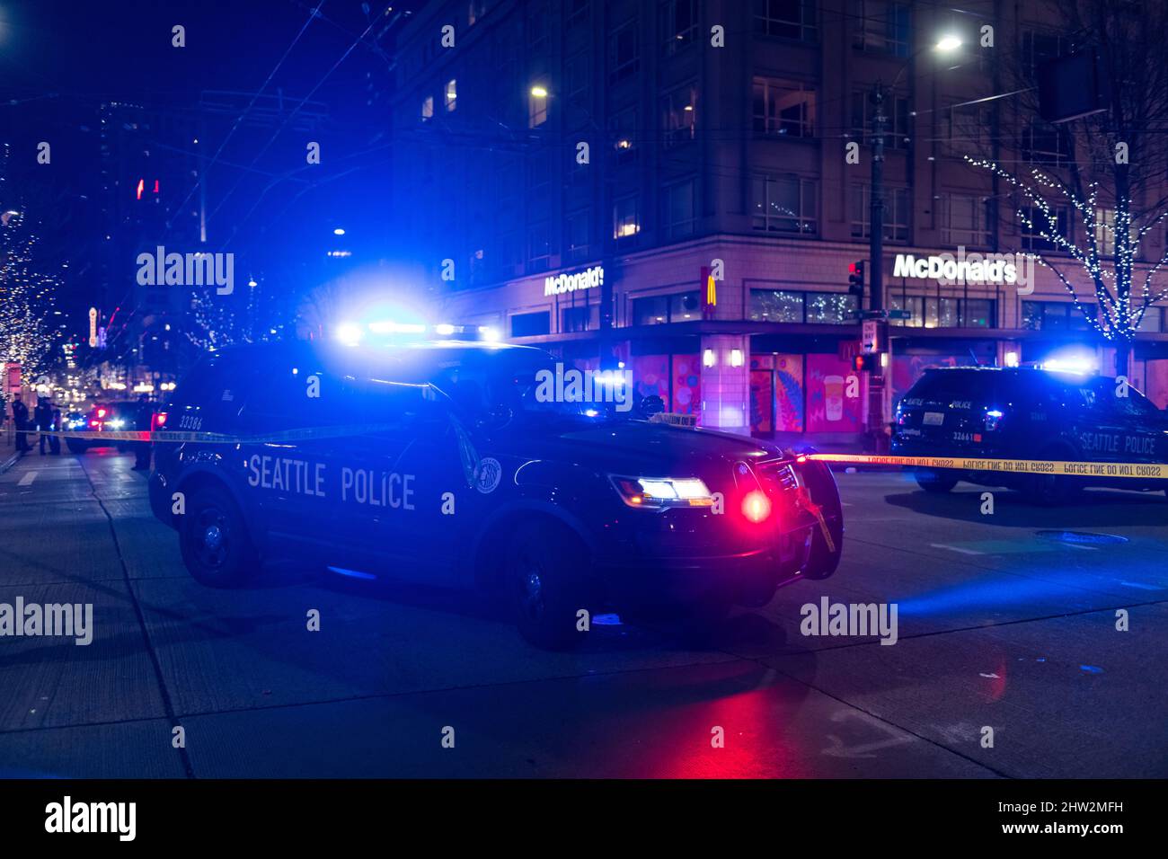 Seattle, USA. 2. März 2022. Polizei und Feuerwehr reagierten auf einen Bericht einer anderen Person, die auf Pine und 3. Ave in Westlake durch das Amazon Blue Gebäude geschossen wurde. Stockfoto