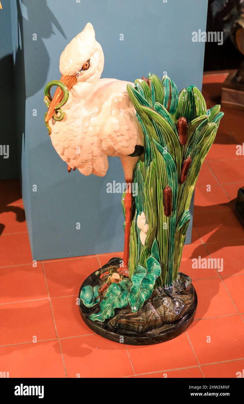 Eine Minton Töpferei-Majolika-Figur eines Storchstäbels, ausgestellt im Töpfermuseum, Hanley, Stoke-on-Trent, Staffs, England, VEREINIGTES KÖNIGREICH Stockfoto