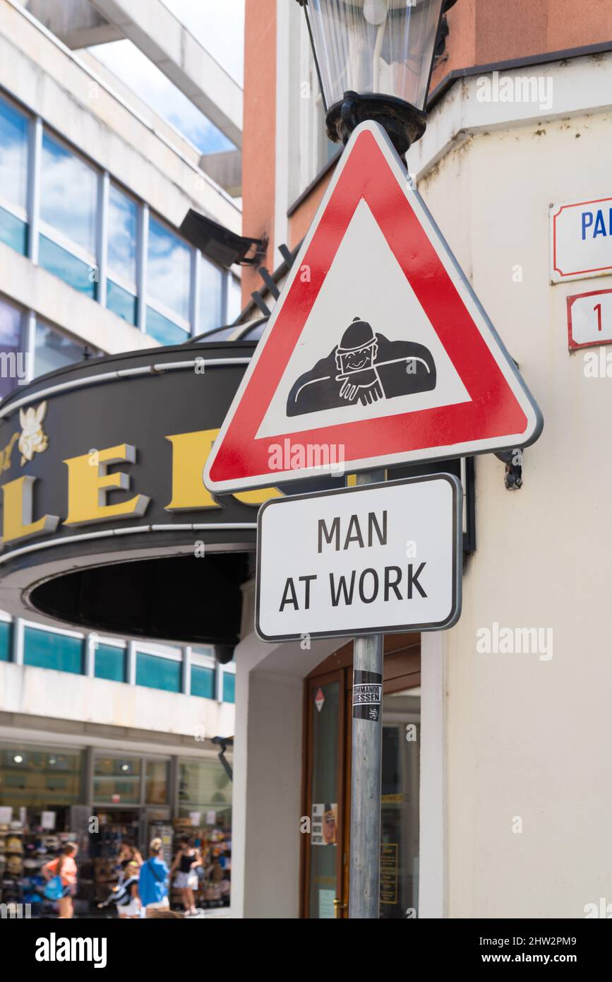 BRATISLAVA, SLOWAKEI - 27. JULI 2020: Schild an der berühmten Statue "Mann am Werk" in bratislava. Stockfoto