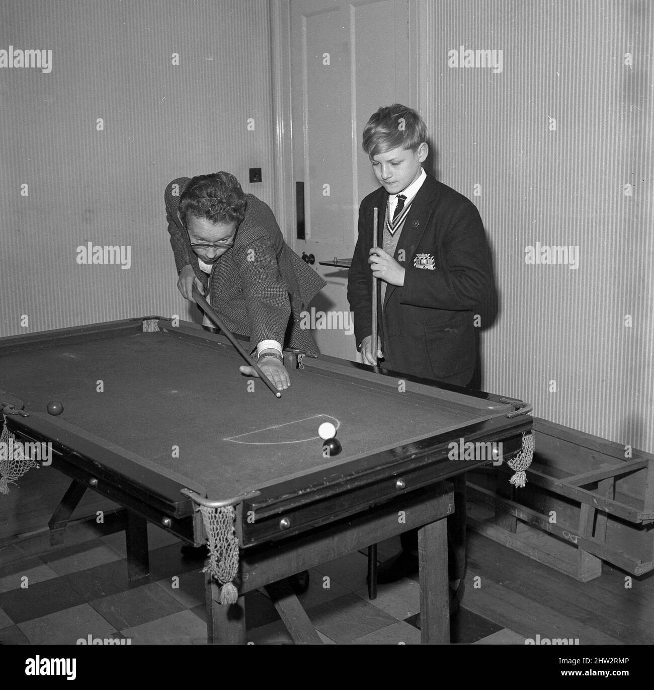 1960s, historisch, zwei Jungen, die nach der Schule in einem Jugendclub ein Spiel mit Billard spielen, Fife, Schottland, Großbritannien Stockfoto