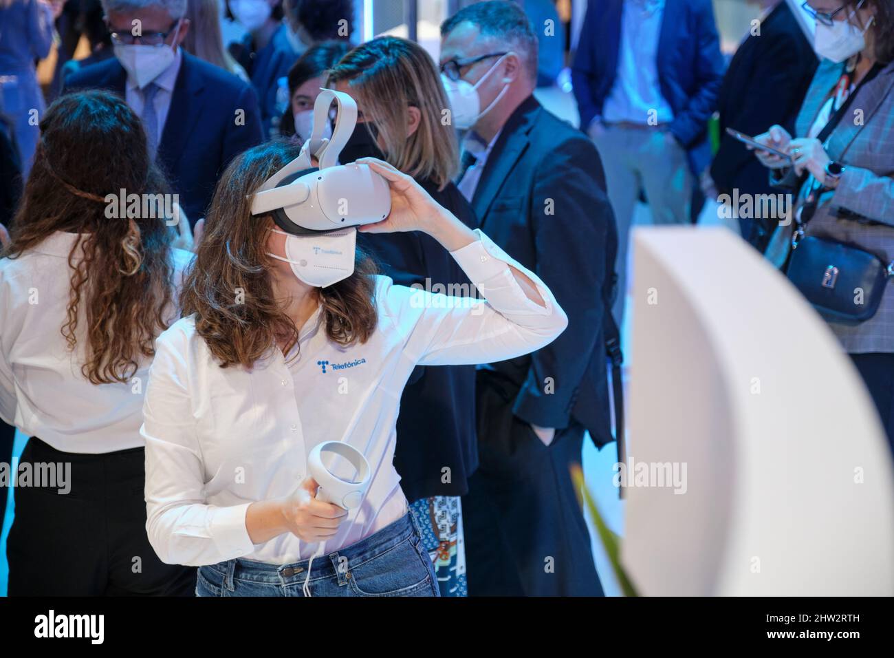 Barcelona, Spanien - März 2. 2022 - Mobile World Congress - Eine Frau testet Virtual Reality am Telefonica-Stand Stockfoto