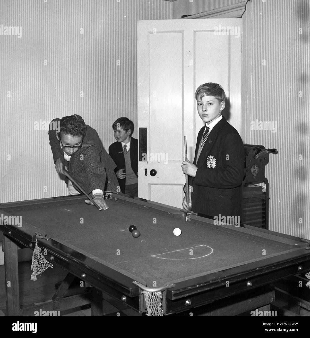 1960s, historisch, zwei Jungen, die nach der Schule in einem Raum in einem Jugendclub ein Billardspiel spielen, Fife, Schottland, Großbritannien Stockfoto